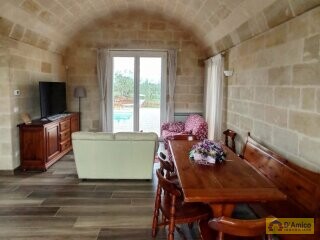 foto immobile Elegante Villa con Trullo Saraceno e Piscina a Carovigno  n. 12