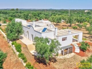 foto immobile Elegante Villa con Trullo Saraceno e Piscina a Carovigno  n. 2