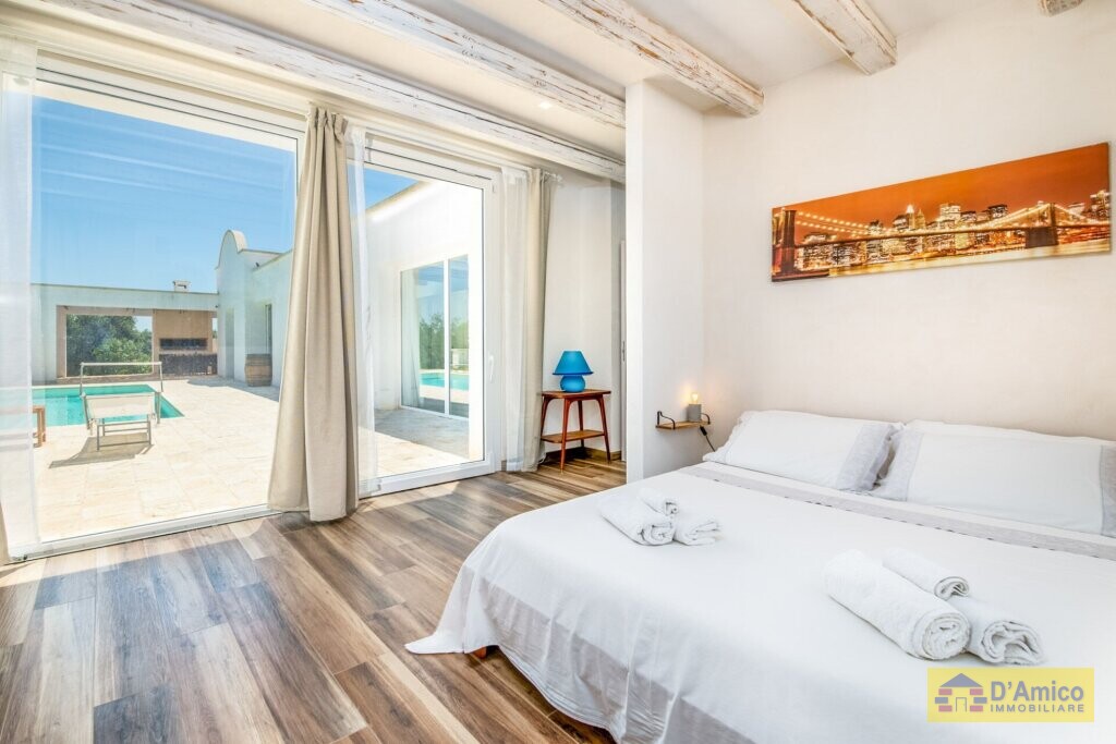 foto immobile Elegante Villa con Trullo Saraceno e Piscina a Carovigno  n. 9