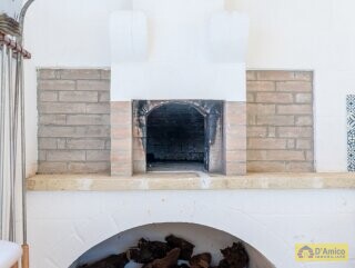 foto immobile Elegante Villa con Trullo Saraceno e Piscina a Carovigno  n. 22