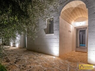 foto immobile Elegante Villa con Trullo Saraceno e Piscina a Carovigno  n. 27