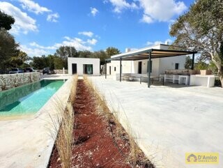 foto immobile Villa di Lusso con Piscina + 2 Dependance a Ostuni n. 2