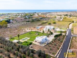 foto immobile Villa con Piscina vista mare, a Pescoluse n. 41