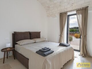 foto immobile Elegante Villa con Piscina e Dependance in Trulli a Ostuni n. 14