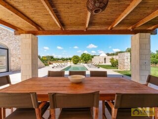 foto immobile Elegante Villa con Piscina e Dependance in Trulli a Ostuni n. 2