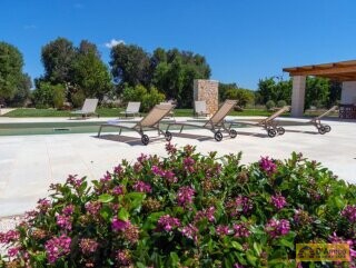foto immobile Elegante Villa con Piscina e Dependance in Trulli a Ostuni n. 3
