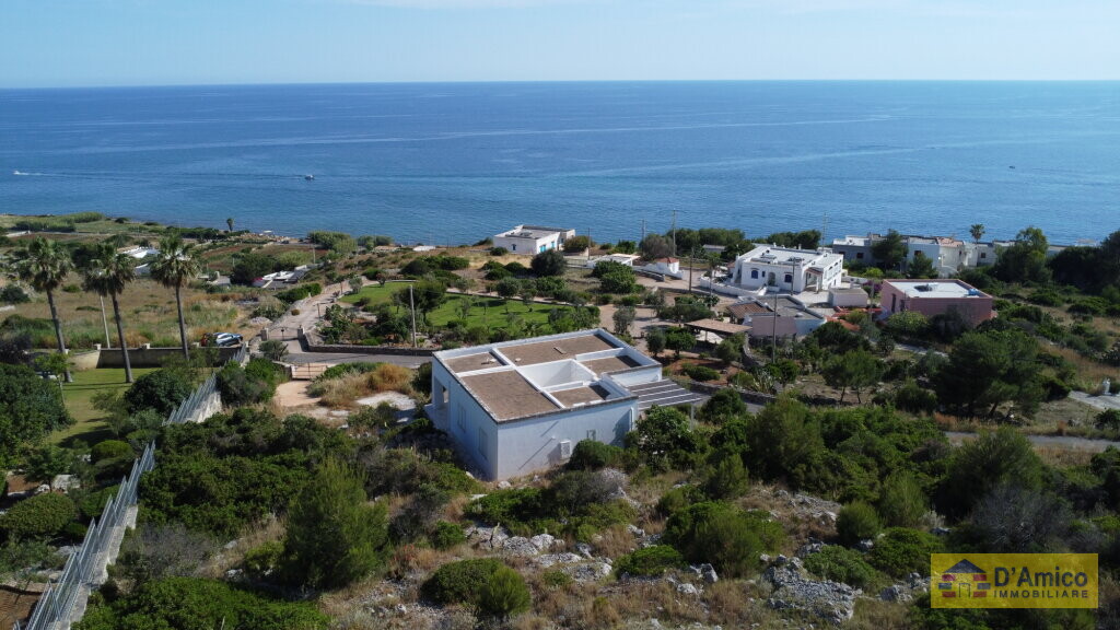 foto immobile Splendida Villa Vista Mare, con Piscina e volte tipiche, a Torre Vado n. 9