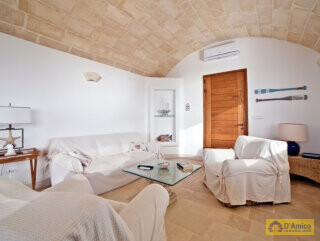 foto immobile Splendida Villa Vista Mare, con Piscina e volte tipiche, a Torre Vado n. 19