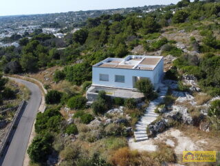 foto immobile Splendida Villa Vista Mare, con Piscina e volte tipiche, a Torre Vado n. 3