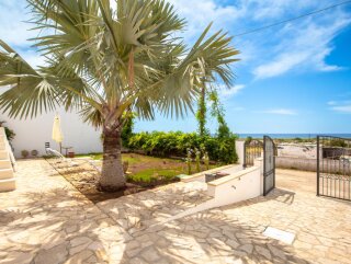 Elegant detached Villa with sea views, with dependance, in Torre Pali